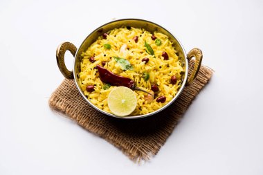 Limon pirinç kalan pirinç süslenmiş fındık köri yaprakları ve limon suyu, seçici odak kullanarak fodnicha bhat denilen bir Güney Hint zerdeçal pirinç veya maharashtrian reçetedir