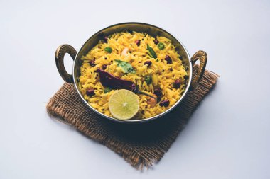 Limon pirinç kalan pirinç süslenmiş fındık köri yaprakları ve limon suyu, seçici odak kullanarak fodnicha bhat denilen bir Güney Hint zerdeçal pirinç veya maharashtrian reçetedir