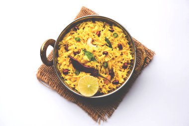 Limon pirinç kalan pirinç süslenmiş fındık köri yaprakları ve limon suyu, seçici odak kullanarak fodnicha bhat denilen bir Güney Hint zerdeçal pirinç veya maharashtrian reçetedir