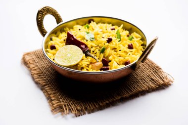 Limon pirinç kalan pirinç süslenmiş fındık köri yaprakları ve limon suyu, seçici odak kullanarak fodnicha bhat denilen bir Güney Hint zerdeçal pirinç veya maharashtrian reçetedir