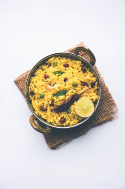 Limon pirinç kalan pirinç süslenmiş fındık köri yaprakları ve limon suyu, seçici odak kullanarak fodnicha bhat denilen bir Güney Hint zerdeçal pirinç veya maharashtrian reçetedir