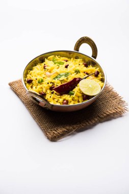 Limon pirinç kalan pirinç süslenmiş fındık köri yaprakları ve limon suyu, seçici odak kullanarak fodnicha bhat denilen bir Güney Hint zerdeçal pirinç veya maharashtrian reçetedir