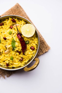 Limon pirinç kalan pirinç süslenmiş fındık köri yaprakları ve limon suyu, seçici odak kullanarak fodnicha bhat denilen bir Güney Hint zerdeçal pirinç veya maharashtrian reçetedir