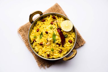 Limon pirinç kalan pirinç süslenmiş fındık köri yaprakları ve limon suyu, seçici odak kullanarak fodnicha bhat denilen bir Güney Hint zerdeçal pirinç veya maharashtrian reçetedir