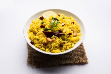 Limon pirinç kalan pirinç süslenmiş fındık köri yaprakları ve limon suyu, seçici odak kullanarak fodnicha bhat denilen bir Güney Hint zerdeçal pirinç veya maharashtrian reçetedir