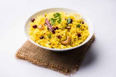 Limon pirinç kalan pirinç süslenmiş fındık köri yaprakları ve limon suyu, seçici odak kullanarak fodnicha bhat denilen bir Güney Hint zerdeçal pirinç veya maharashtrian reçetedir