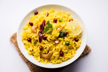 Limon pirinç kalan pirinç süslenmiş fındık köri yaprakları ve limon suyu, seçici odak kullanarak fodnicha bhat denilen bir Güney Hint zerdeçal pirinç veya maharashtrian reçetedir