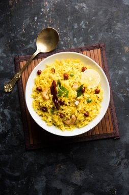 Limon pirinç kalan pirinç süslenmiş fındık köri yaprakları ve limon suyu, seçici odak kullanarak fodnicha bhat denilen bir Güney Hint zerdeçal pirinç veya maharashtrian reçetedir