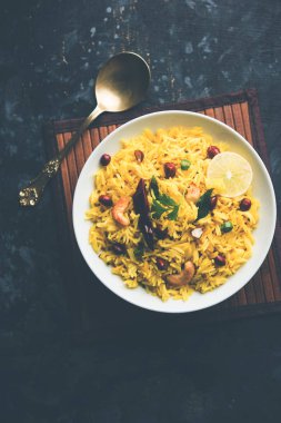 Limon pirinç kalan pirinç süslenmiş fındık köri yaprakları ve limon suyu, seçici odak kullanarak fodnicha bhat denilen bir Güney Hint zerdeçal pirinç veya maharashtrian reçetedir