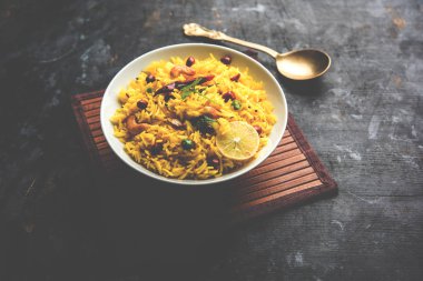 Limon pirinç kalan pirinç süslenmiş fındık köri yaprakları ve limon suyu, seçici odak kullanarak fodnicha bhat denilen bir Güney Hint zerdeçal pirinç veya maharashtrian reçetedir