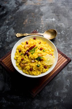 Limon pirinç kalan pirinç süslenmiş fındık köri yaprakları ve limon suyu, seçici odak kullanarak fodnicha bhat denilen bir Güney Hint zerdeçal pirinç veya maharashtrian reçetedir