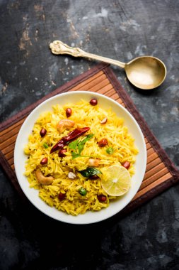 Limon pirinç kalan pirinç süslenmiş fındık köri yaprakları ve limon suyu, seçici odak kullanarak fodnicha bhat denilen bir Güney Hint zerdeçal pirinç veya maharashtrian reçetedir