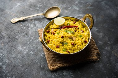 Limon pirinç kalan pirinç süslenmiş fındık köri yaprakları ve limon suyu, seçici odak kullanarak fodnicha bhat denilen bir Güney Hint zerdeçal pirinç veya maharashtrian reçetedir