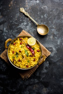 Limon pirinç kalan pirinç süslenmiş fındık köri yaprakları ve limon suyu, seçici odak kullanarak fodnicha bhat denilen bir Güney Hint zerdeçal pirinç veya maharashtrian reçetedir