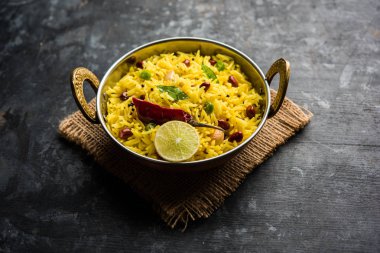 Limon pirinç kalan pirinç süslenmiş fındık köri yaprakları ve limon suyu, seçici odak kullanarak fodnicha bhat denilen bir Güney Hint zerdeçal pirinç veya maharashtrian reçetedir