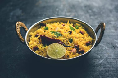 Limon pirinç kalan pirinç süslenmiş fındık köri yaprakları ve limon suyu, seçici odak kullanarak fodnicha bhat denilen bir Güney Hint zerdeçal pirinç veya maharashtrian reçetedir
