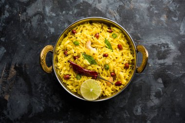 Limon pirinç kalan pirinç süslenmiş fındık köri yaprakları ve limon suyu, seçici odak kullanarak fodnicha bhat denilen bir Güney Hint zerdeçal pirinç veya maharashtrian reçetedir