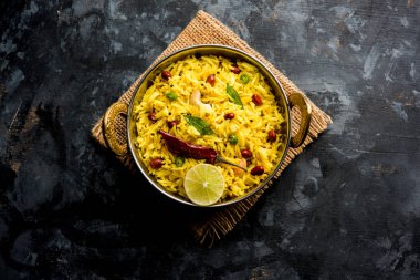 Limon pirinç kalan pirinç süslenmiş fındık köri yaprakları ve limon suyu, seçici odak kullanarak fodnicha bhat denilen bir Güney Hint zerdeçal pirinç veya maharashtrian reçetedir