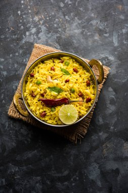 Limon pirinç kalan pirinç süslenmiş fındık köri yaprakları ve limon suyu, seçici odak kullanarak fodnicha bhat denilen bir Güney Hint zerdeçal pirinç veya maharashtrian reçetedir