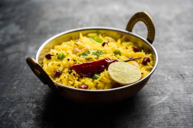 Limon pirinç kalan pirinç süslenmiş fındık köri yaprakları ve limon suyu, seçici odak kullanarak fodnicha bhat denilen bir Güney Hint zerdeçal pirinç veya maharashtrian reçetedir