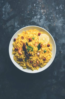 Limon pirinç kalan pirinç süslenmiş fındık köri yaprakları ve limon suyu, seçici odak kullanarak fodnicha bhat denilen bir Güney Hint zerdeçal pirinç veya maharashtrian reçetedir