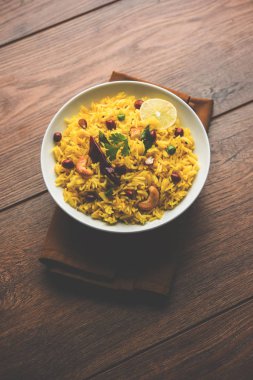 Limon pirinç kalan pirinç süslenmiş fındık köri yaprakları ve limon suyu, seçici odak kullanarak fodnicha bhat denilen bir Güney Hint zerdeçal pirinç veya maharashtrian reçetedir