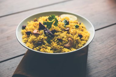 Limon pirinç kalan pirinç süslenmiş fındık köri yaprakları ve limon suyu, seçici odak kullanarak fodnicha bhat denilen bir Güney Hint zerdeçal pirinç veya maharashtrian reçetedir