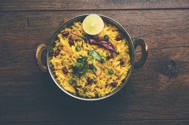 Limon pirinç kalan pirinç süslenmiş fındık köri yaprakları ve limon suyu, seçici odak kullanarak fodnicha bhat denilen bir Güney Hint zerdeçal pirinç veya maharashtrian reçetedir