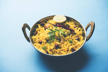 Limon pirinç kalan pirinç süslenmiş fındık köri yaprakları ve limon suyu, seçici odak kullanarak fodnicha bhat denilen bir Güney Hint zerdeçal pirinç veya maharashtrian reçetedir