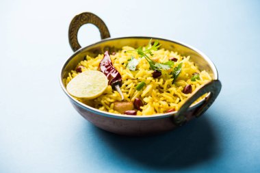 Limon pirinç kalan pirinç süslenmiş fındık köri yaprakları ve limon suyu, seçici odak kullanarak fodnicha bhat denilen bir Güney Hint zerdeçal pirinç veya maharashtrian reçetedir