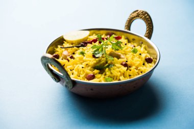 Limon pirinç kalan pirinç süslenmiş fındık köri yaprakları ve limon suyu, seçici odak kullanarak fodnicha bhat denilen bir Güney Hint zerdeçal pirinç veya maharashtrian reçetedir