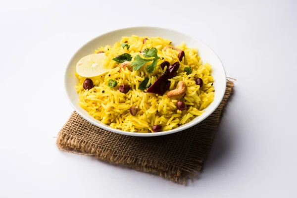 レモンのご飯は残飯添えナッツ カレーの葉 レモン汁 選択と集中を使用して Fodnicha までと呼ばれる南インドのウコン米や Maharashtrian レシピ — ストック写真