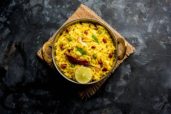 Limon pirinç kalan pirinç süslenmiş fındık köri yaprakları ve limon suyu, seçici odak kullanarak fodnicha bhat denilen bir Güney Hint zerdeçal pirinç veya maharashtrian reçetedir