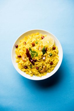 Limon pirinç kalan pirinç süslenmiş fındık köri yaprakları ve limon suyu, seçici odak kullanarak fodnicha bhat denilen bir Güney Hint zerdeçal pirinç veya maharashtrian reçetedir