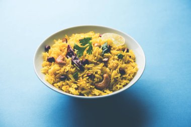 Limon pirinç kalan pirinç süslenmiş fındık köri yaprakları ve limon suyu, seçici odak kullanarak fodnicha bhat denilen bir Güney Hint zerdeçal pirinç veya maharashtrian reçetedir