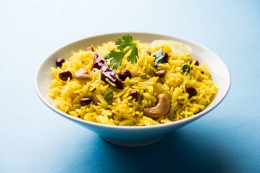 Limon pirinç kalan pirinç süslenmiş fındık köri yaprakları ve limon suyu, seçici odak kullanarak fodnicha bhat denilen bir Güney Hint zerdeçal pirinç veya maharashtrian reçetedir