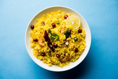 Limon pirinç kalan pirinç süslenmiş fındık köri yaprakları ve limon suyu, seçici odak kullanarak fodnicha bhat denilen bir Güney Hint zerdeçal pirinç veya maharashtrian reçetedir