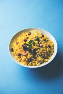 Limon pirinç kalan pirinç süslenmiş fındık köri yaprakları ve limon suyu, seçici odak kullanarak fodnicha bhat denilen bir Güney Hint zerdeçal pirinç veya maharashtrian reçetedir