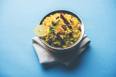 Limon pirinç kalan pirinç süslenmiş fındık köri yaprakları ve limon suyu, seçici odak kullanarak fodnicha bhat denilen bir Güney Hint zerdeçal pirinç veya maharashtrian reçetedir