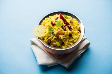 Limon pirinç kalan pirinç süslenmiş fındık köri yaprakları ve limon suyu, seçici odak kullanarak fodnicha bhat denilen bir Güney Hint zerdeçal pirinç veya maharashtrian reçetedir