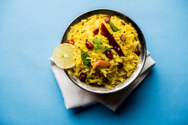 Limon pirinç kalan pirinç süslenmiş fındık köri yaprakları ve limon suyu, seçici odak kullanarak fodnicha bhat denilen bir Güney Hint zerdeçal pirinç veya maharashtrian reçetedir