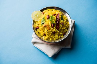 Limon pirinç kalan pirinç süslenmiş fındık köri yaprakları ve limon suyu, seçici odak kullanarak fodnicha bhat denilen bir Güney Hint zerdeçal pirinç veya maharashtrian reçetedir