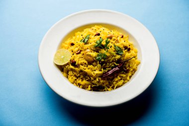 Limon pirinç kalan pirinç süslenmiş fındık köri yaprakları ve limon suyu, seçici odak kullanarak fodnicha bhat denilen bir Güney Hint zerdeçal pirinç veya maharashtrian reçetedir