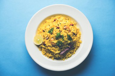 Limon pirinç kalan pirinç süslenmiş fındık köri yaprakları ve limon suyu, seçici odak kullanarak fodnicha bhat denilen bir Güney Hint zerdeçal pirinç veya maharashtrian reçetedir