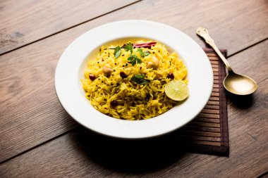 Limon pirinç kalan pirinç süslenmiş fındık köri yaprakları ve limon suyu, seçici odak kullanarak fodnicha bhat denilen bir Güney Hint zerdeçal pirinç veya maharashtrian reçetedir