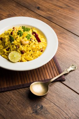 Limon pirinç kalan pirinç süslenmiş fındık köri yaprakları ve limon suyu, seçici odak kullanarak fodnicha bhat denilen bir Güney Hint zerdeçal pirinç veya maharashtrian reçetedir