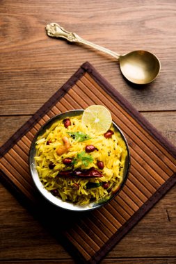 Limon pirinç kalan pirinç süslenmiş fındık köri yaprakları ve limon suyu, seçici odak kullanarak fodnicha bhat denilen bir Güney Hint zerdeçal pirinç veya maharashtrian reçetedir