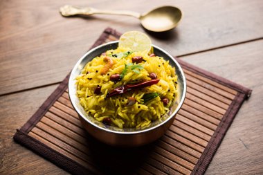 Limon pirinç kalan pirinç süslenmiş fındık köri yaprakları ve limon suyu, seçici odak kullanarak fodnicha bhat denilen bir Güney Hint zerdeçal pirinç veya maharashtrian reçetedir