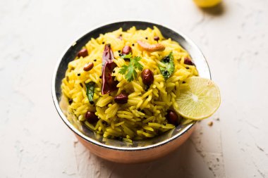 Limon pirinç kalan pirinç süslenmiş fındık köri yaprakları ve limon suyu, seçici odak kullanarak fodnicha bhat denilen bir Güney Hint zerdeçal pirinç veya maharashtrian reçetedir