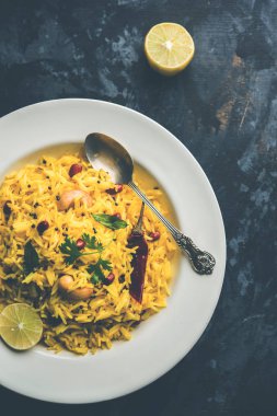 Limon pirinç kalan pirinç süslenmiş fındık köri yaprakları ve limon suyu, seçici odak kullanarak fodnicha bhat denilen bir Güney Hint zerdeçal pirinç veya maharashtrian reçetedir